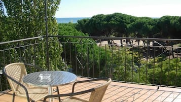 Chambre Triple Standard, patio, vue cour intérieure | Restauration extérieure