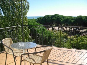 Standard-Dreibettzimmer, Terrasse, Blick auf den Innenhof | Speisen im Freien