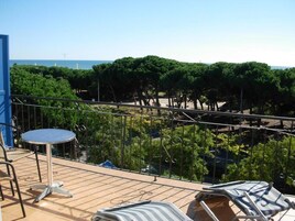 Habitación triple estándar, patio, vistas al patio | Jardines del alojamiento