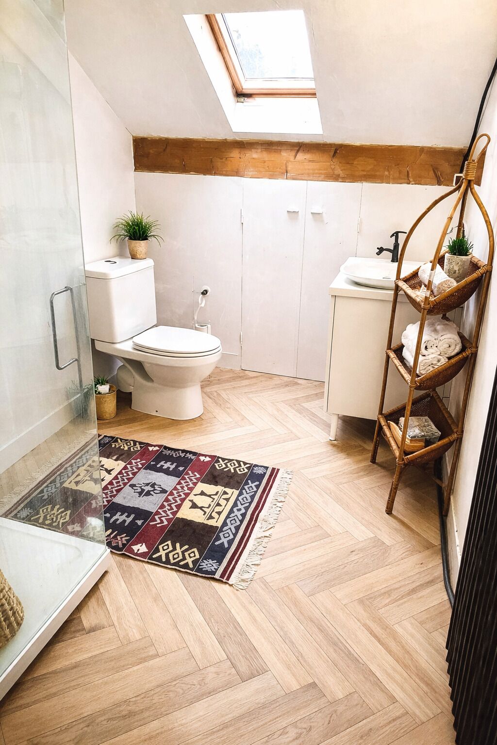 Sèche-cheveux, serviettes fournies, savon, papier toilette