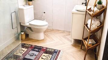 Sèche-cheveux, serviettes fournies, savon, papier toilette