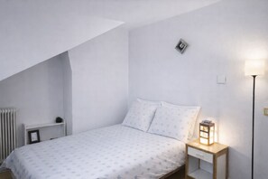Tabla de planchar con plancha, wifi, ropa de cama