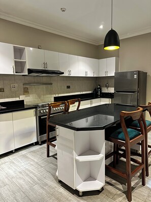 Private kitchen - Spacious 3-bedroom apartment in perfect Kampala with AC and gym access (Kampala)