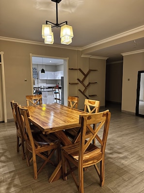 Dining - Spacious 3-bedroom apartment in perfect Kampala with AC and gym access (Kampala)