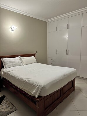 Iron/ironing board, Internet, bed sheets - Spacious 3-bedroom apartment in perfect Kampala with AC and gym access (Kampala)
