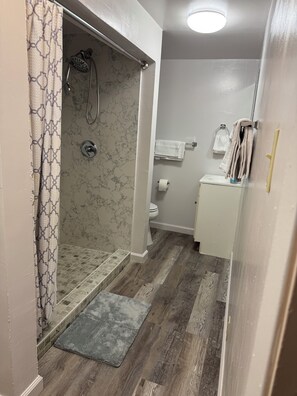 Dusche, Haartrockner, Handtücher, Seife