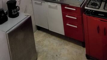 Coffee/tea maker, cookware/dishes/utensils