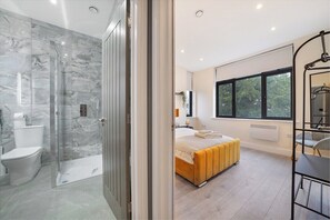 Ein modernes Badezimmer mit Duschkabine aus Glas und Toilette.