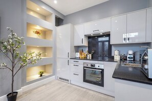 Fridge, microwave, oven, stovetop - Stunning 1 Bedroom Apartment (London)