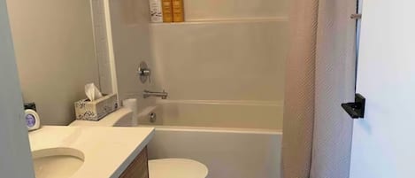 Secadora de cabello, toallas, jabón, papel de baño
