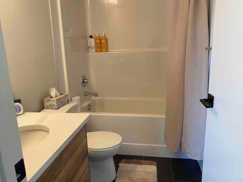 Cozy 2 bedroom townhouse with private entrance for your comfort and safety.