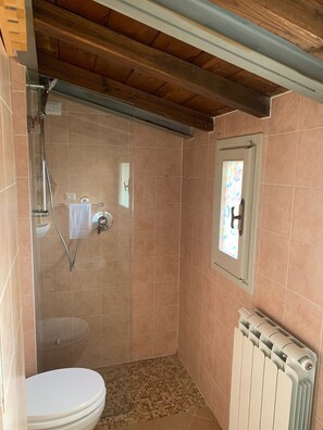 Shower, hair dryer, bidet, towels - Casa Bartolo apartment located in the historic center of Assisi (assisi)