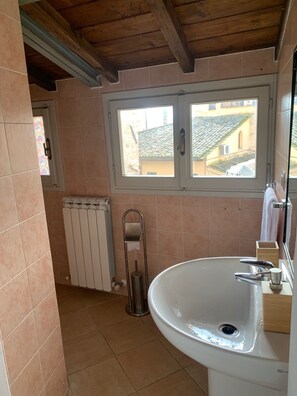 Doccia, asciugacapelli, bidet, asciugamani