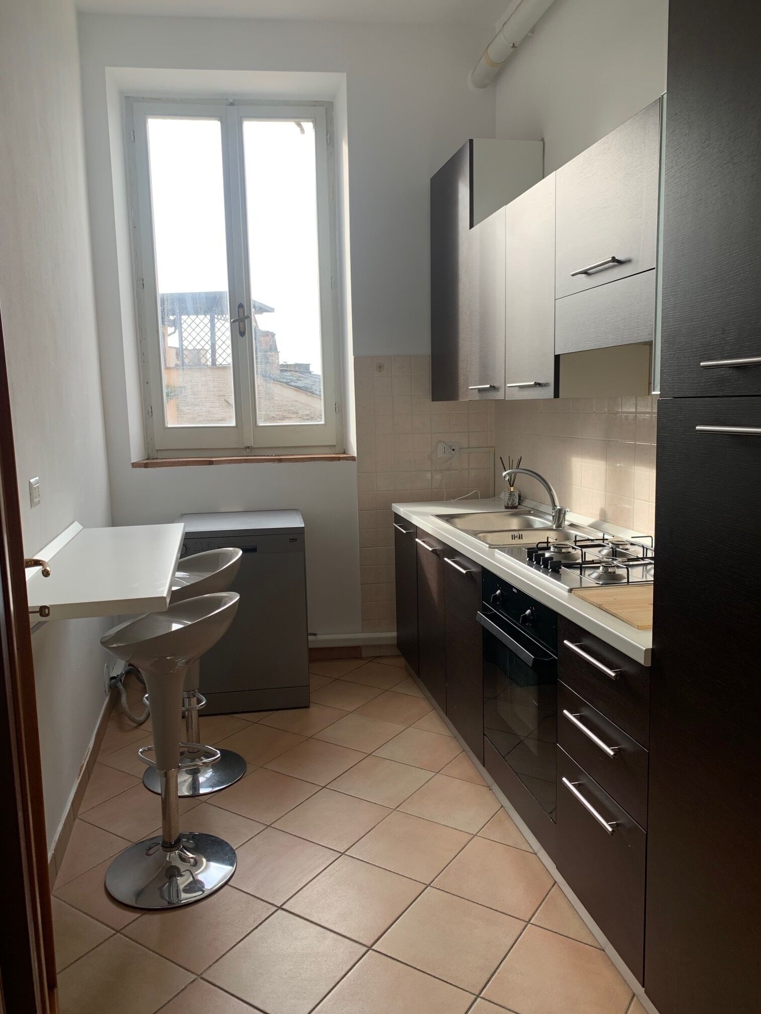 Ofen, Herdplatte, Geschirrspüler, Küchenrolle