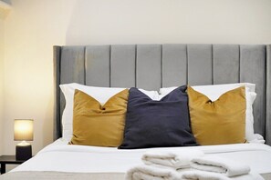 3 habitaciones, tabla de planchar con plancha, wifi y ropa de cama 