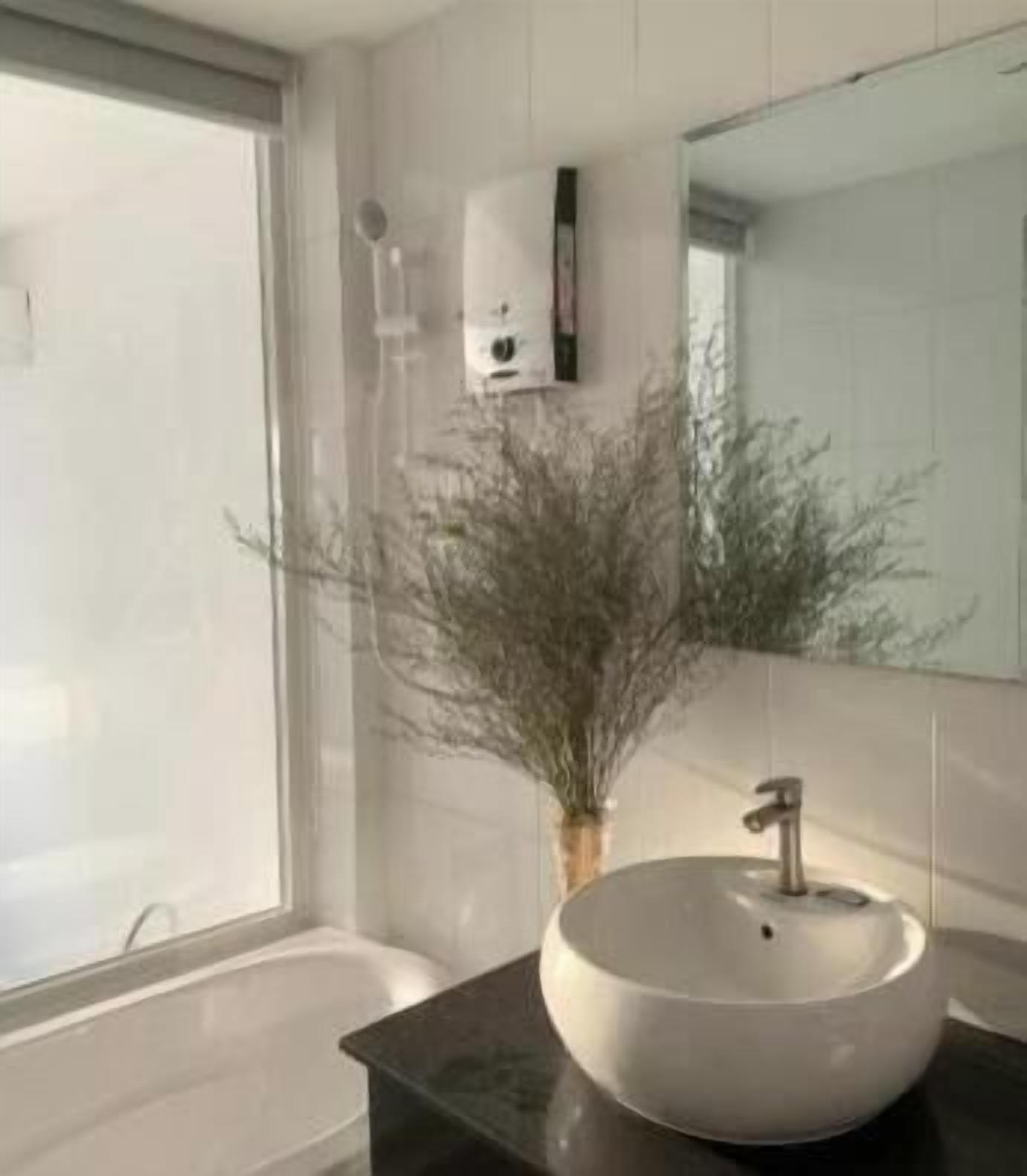 Baignoire, articles de toilette gratuits, sèche-cheveux