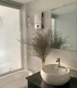 Baignoire, articles de toilette gratuits, sèche-cheveux