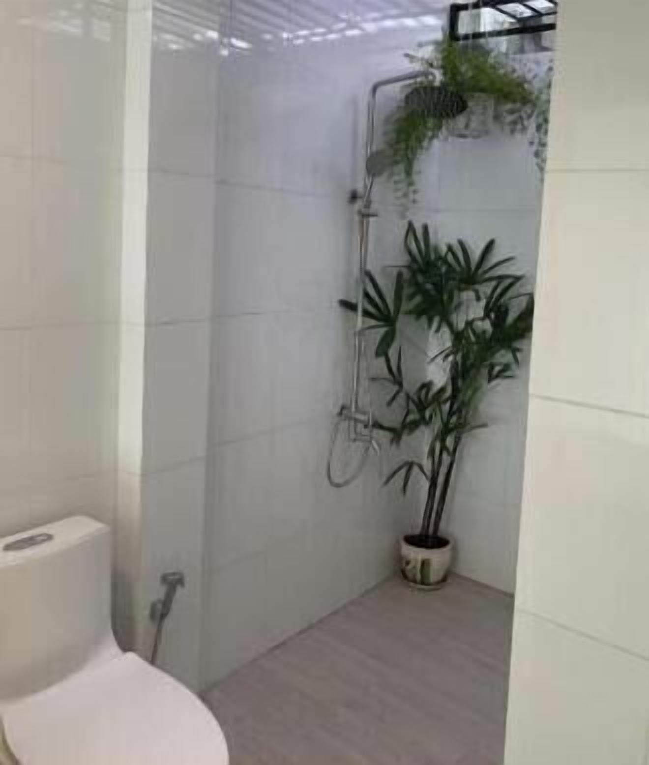 أحواض استحمام، مستلزمات مجانية للعناية الشخصية، مجففات شعر، مناشف