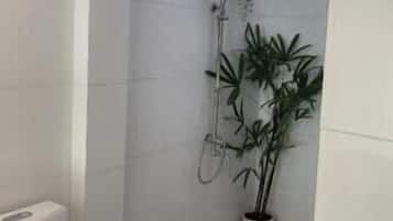 أحواض استحمام، مستلزمات مجانية للعناية الشخصية، مجففات شعر، مناشف