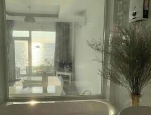 Baignoire, articles de toilette gratuits, sèche-cheveux