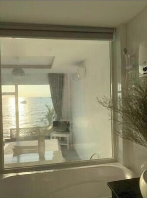 Baignoire, articles de toilette gratuits, sèche-cheveux