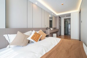 Suite familiar, 2 habitaciones, vistas a la piscina | Caja fuerte y wifi gratis