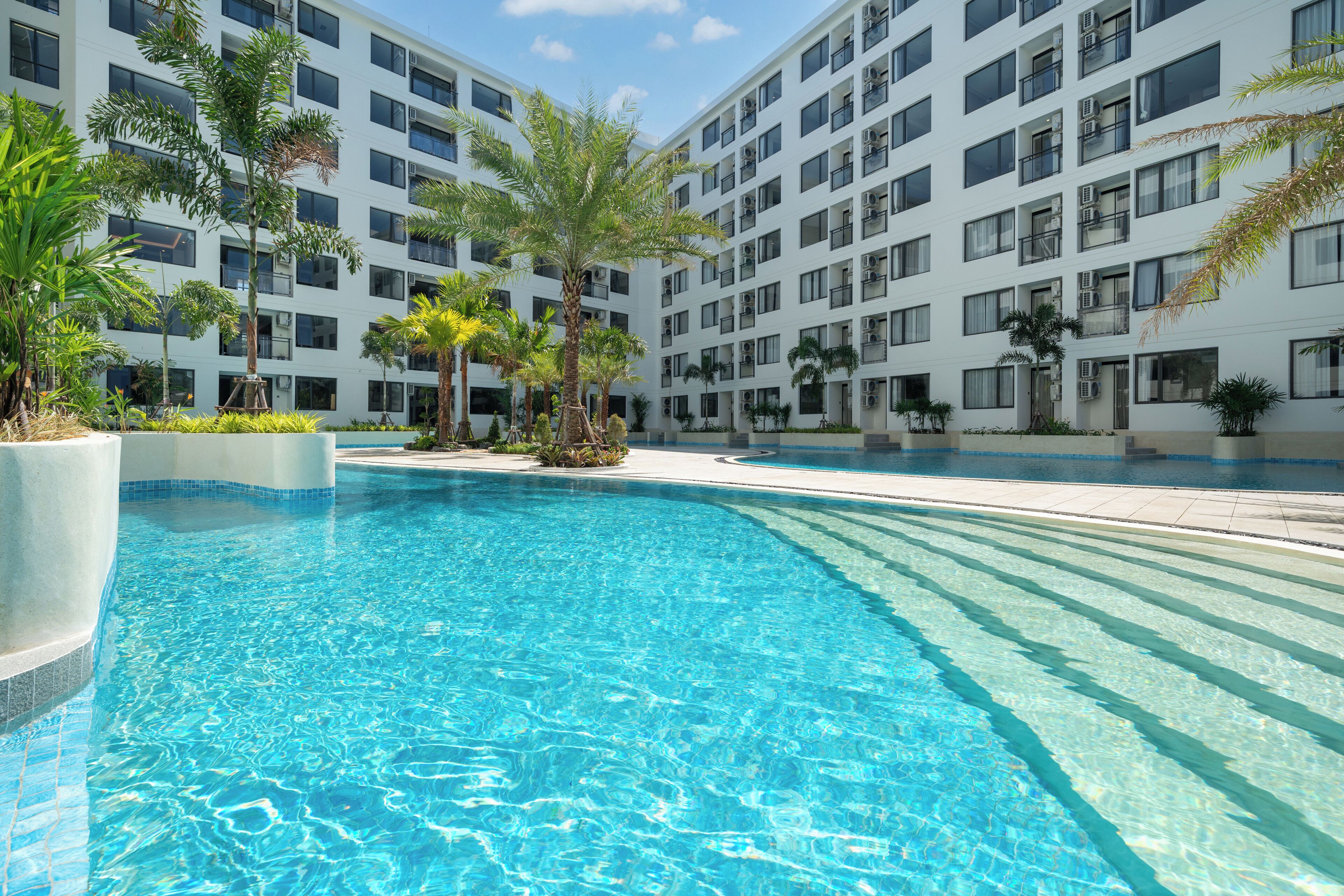 Una piscina al aire libre