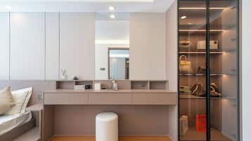 Perhesviitti, 2 makuuhuonetta, näköala uima-altaalle | Tallelokero huoneessa, ilmainen Wi-Fi