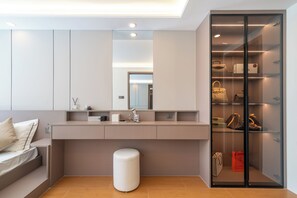 Suite familiar, 2 habitaciones, vistas a la piscina | Caja fuerte y wifi gratis