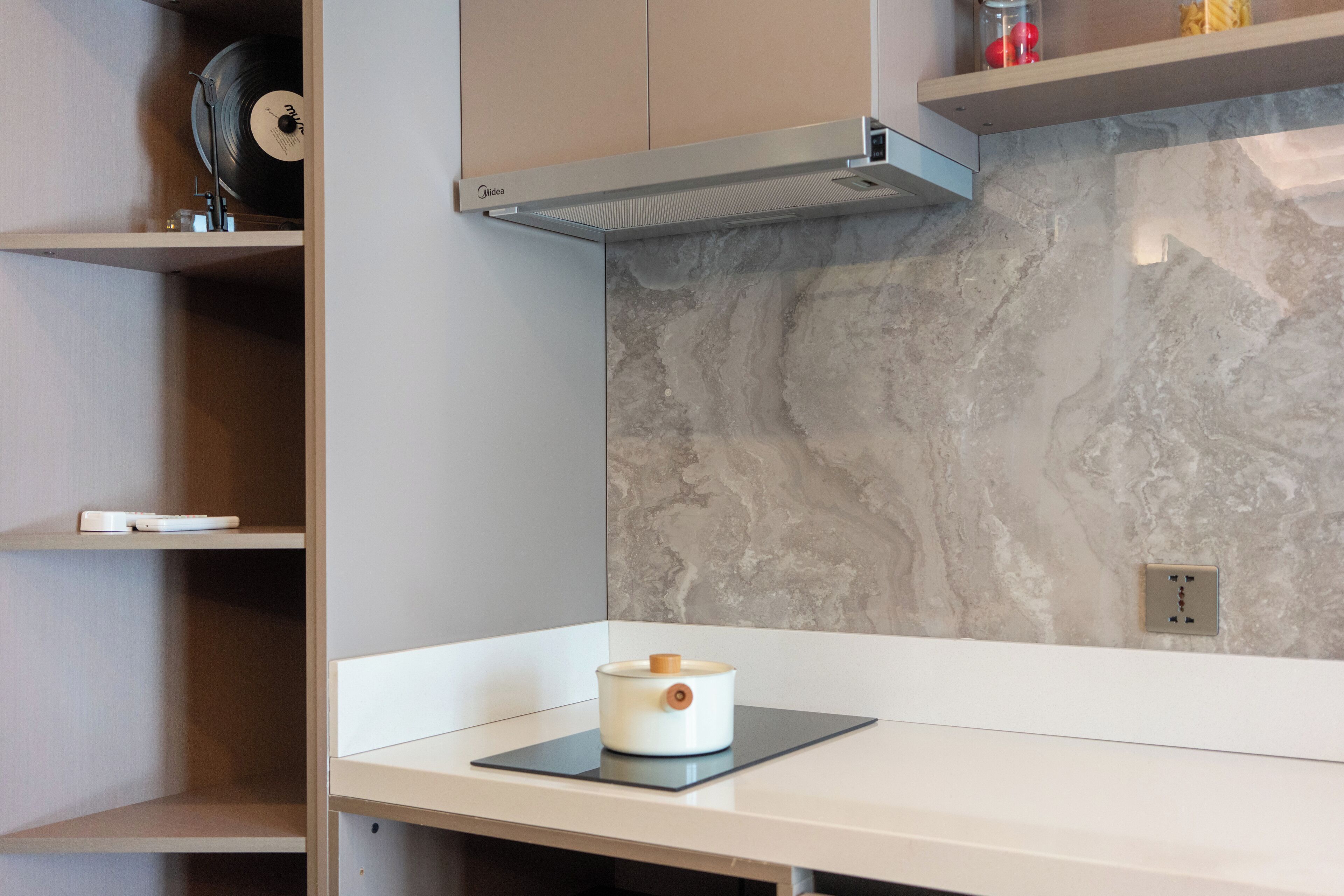 ตู้เย็น, ไมโครเวฟ, เตาประกอบอาหาร, เครื่องครัว/จาน/ช้อนส้อม