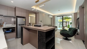 Family Suite, 2 Bedrooms, Pool View | Peti besi dalam bilik, Wi-fi percuma, cadar katil 