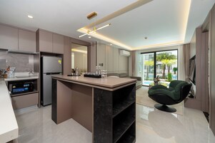 Suite familiar, 2 habitaciones, vistas a la piscina | Caja fuerte y wifi gratis