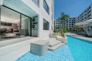 Familien-Suite, 2 Schlafzimmer, Poolzugang | Zimmersafe, kostenloses WLAN, Bettwäsche