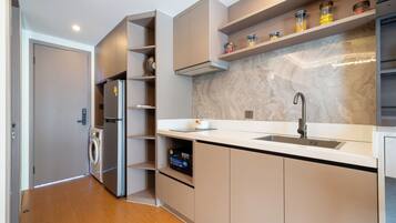 Een koelkast, een microgolfoven, een kookplaat