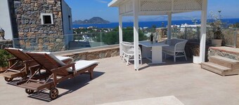 Panoramic view - modern apartment with large private pool area, beach 1km