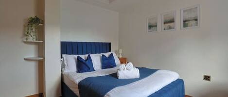 2 عدّة غرف نوم ومكواة/لوح كي وواي فاي وملاءات أسرّة