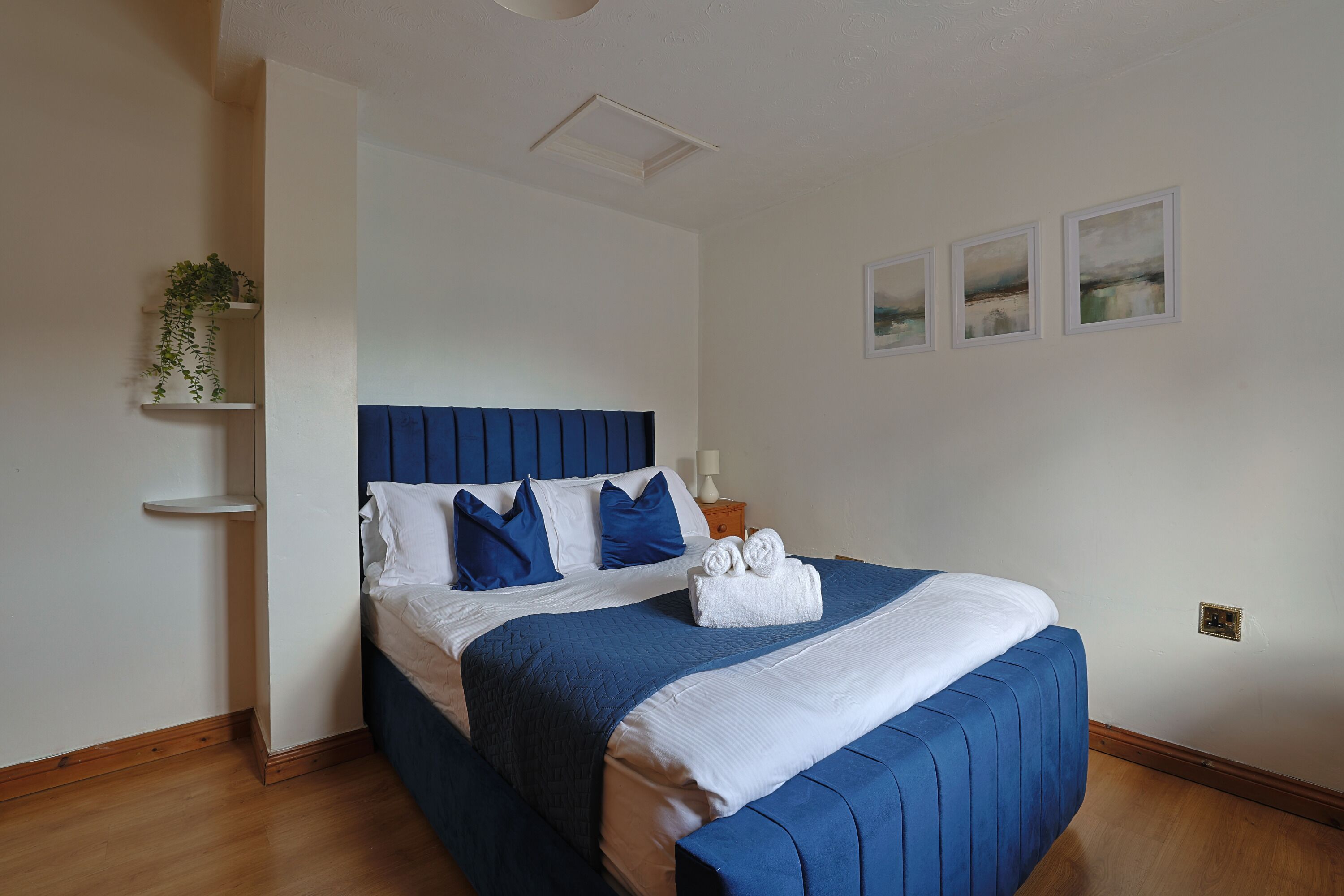 2 habitaciones, tabla de planchar con plancha, wifi y ropa de cama 