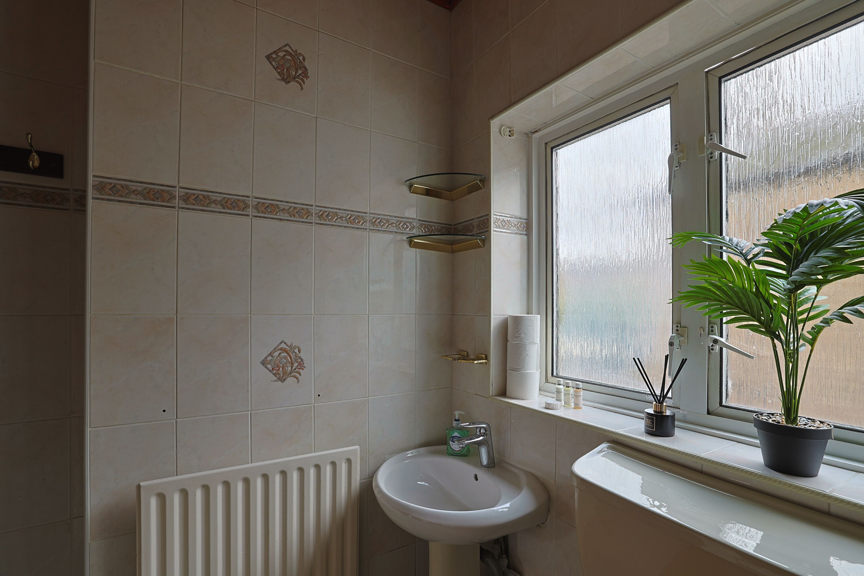 Regadera, secadora de cabello, toallas, jabón 