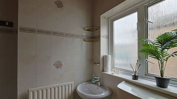 Regadera, secadora de cabello, toallas, jabón