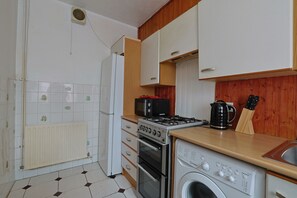 Fridge, microwave, oven, stovetop - Two Bedroom House in Luton (Luton)