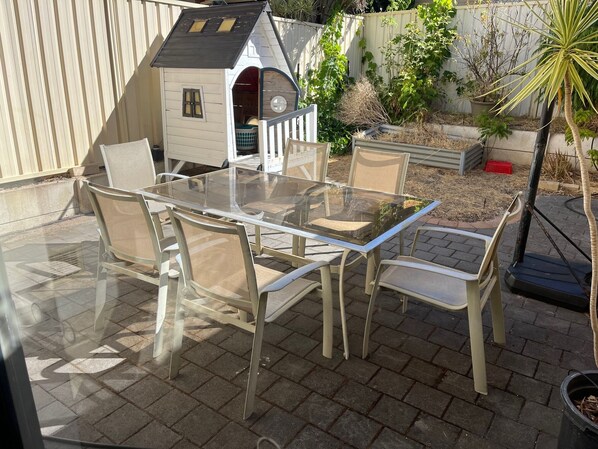 Familienhaus, Gartenblick | Speisen im Freien