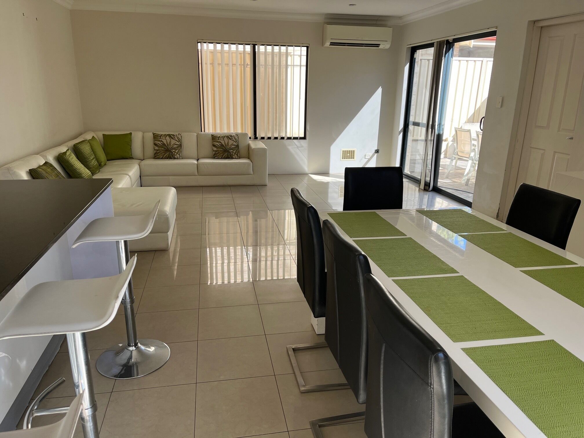 Perhetalo, näköala puutarhaan | Sisätilat