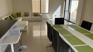 Perhetalo, näköala puutarhaan | Sisätilat