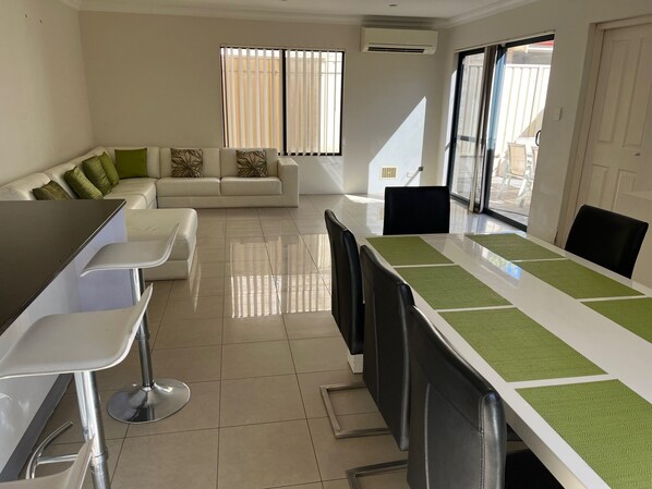 Perhetalo, näköala puutarhaan | Sisätilat