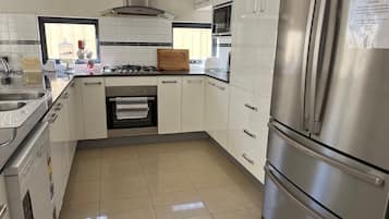 Perhetalo, näköala puutarhaan | Yksityinen keittiö | Täysikokoinen jääkaappi, mikroaaltouuni, uuni, liesi