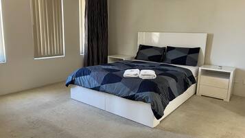 Perhetalo, näköala puutarhaan | Työpöytä, kannettavalle tietokoneelle sopiva työtila