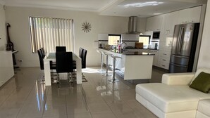 Casa familiare, vista giardino | Interni