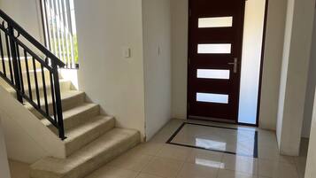 Perhetalo, näköala puutarhaan | Sisätilat