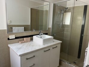 Familienhaus, Gartenblick | Badezimmer