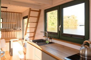 Fridge, stovetop, coffee/tea maker, electric kettle - Rustic Tiny Houseboat with Rooftop Terrace and Fireplace (Hamburg)